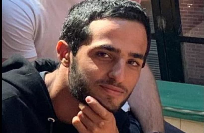 La famille d&rsquo;un otage offre une pita entourée d&rsquo;un ruban jaune à un ministre ayant voté contre l&rsquo;accord