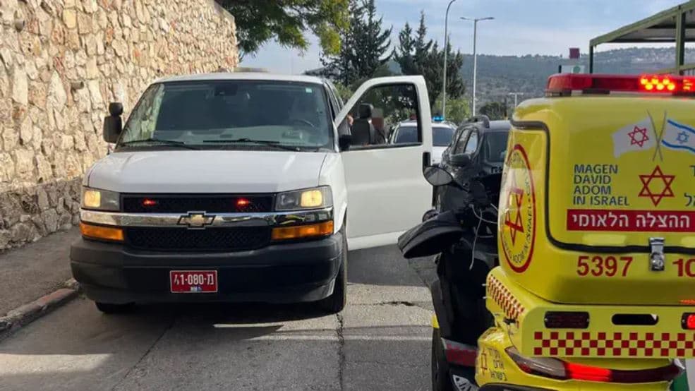Carmiel: un homme poignarde un policier. Soupçon d&#8217;attentat