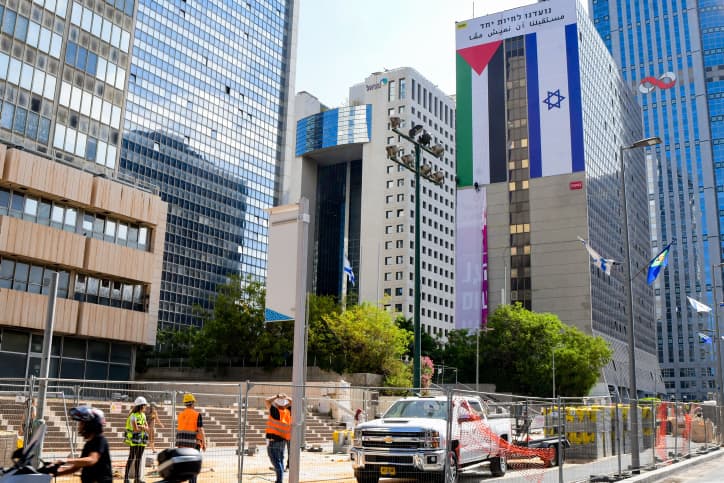 Un immense drapeau palestinien sur le bâtiment de la bourse au diamant à Ramat Gan