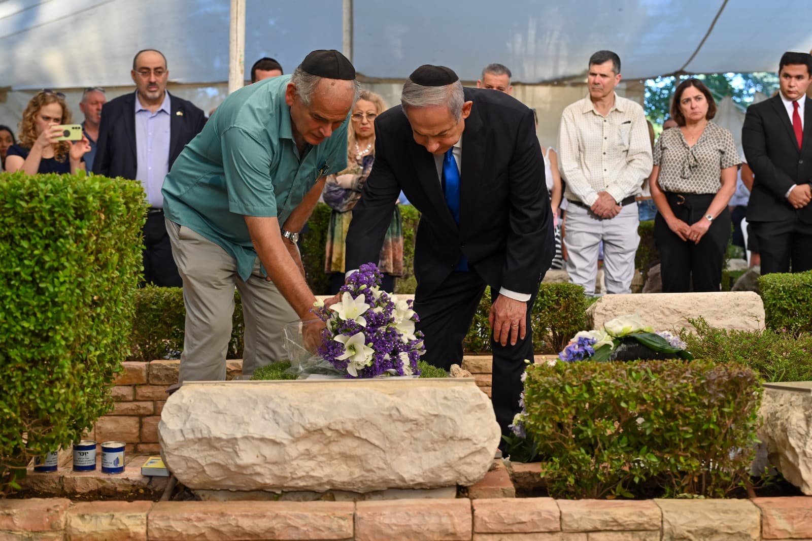 Une lettre de menaces contre Netanyahou déposée sur la tombe de son frère. Un suspect arrêté