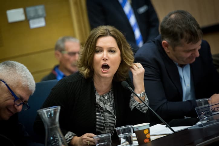 Propos stupides d'une députée qui ne l'est pas moins