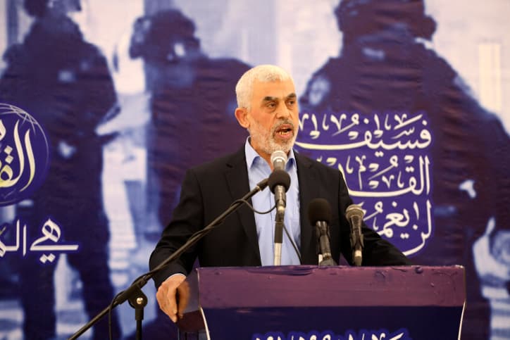 La FNAC et Decitre vendent et font l’éloge d’un livre écrit par Yahya Sinouar