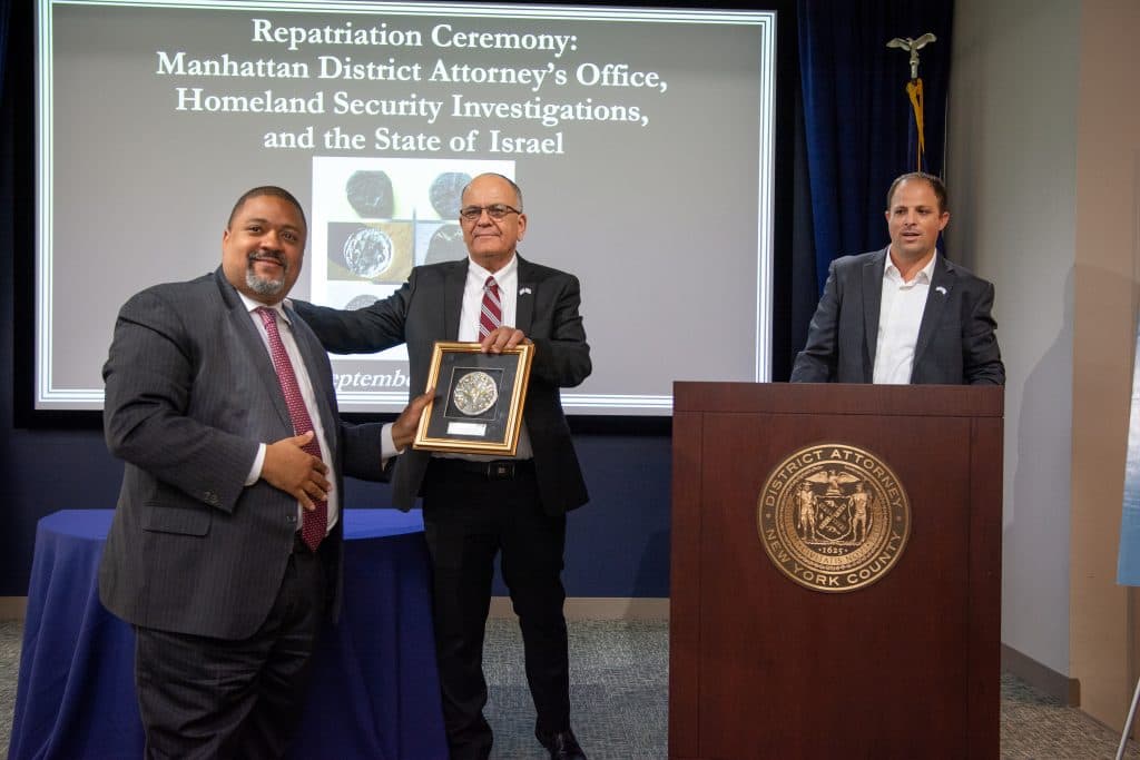 Une pièce de monnaie rare de la période de la Grande Révolte restituée à Israël