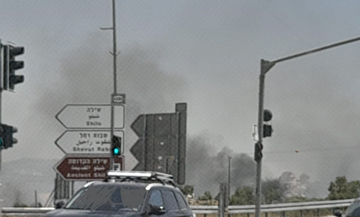 Des habitants des implantations ont incendié des champs, des maisons et des voitures dans un village palestinien