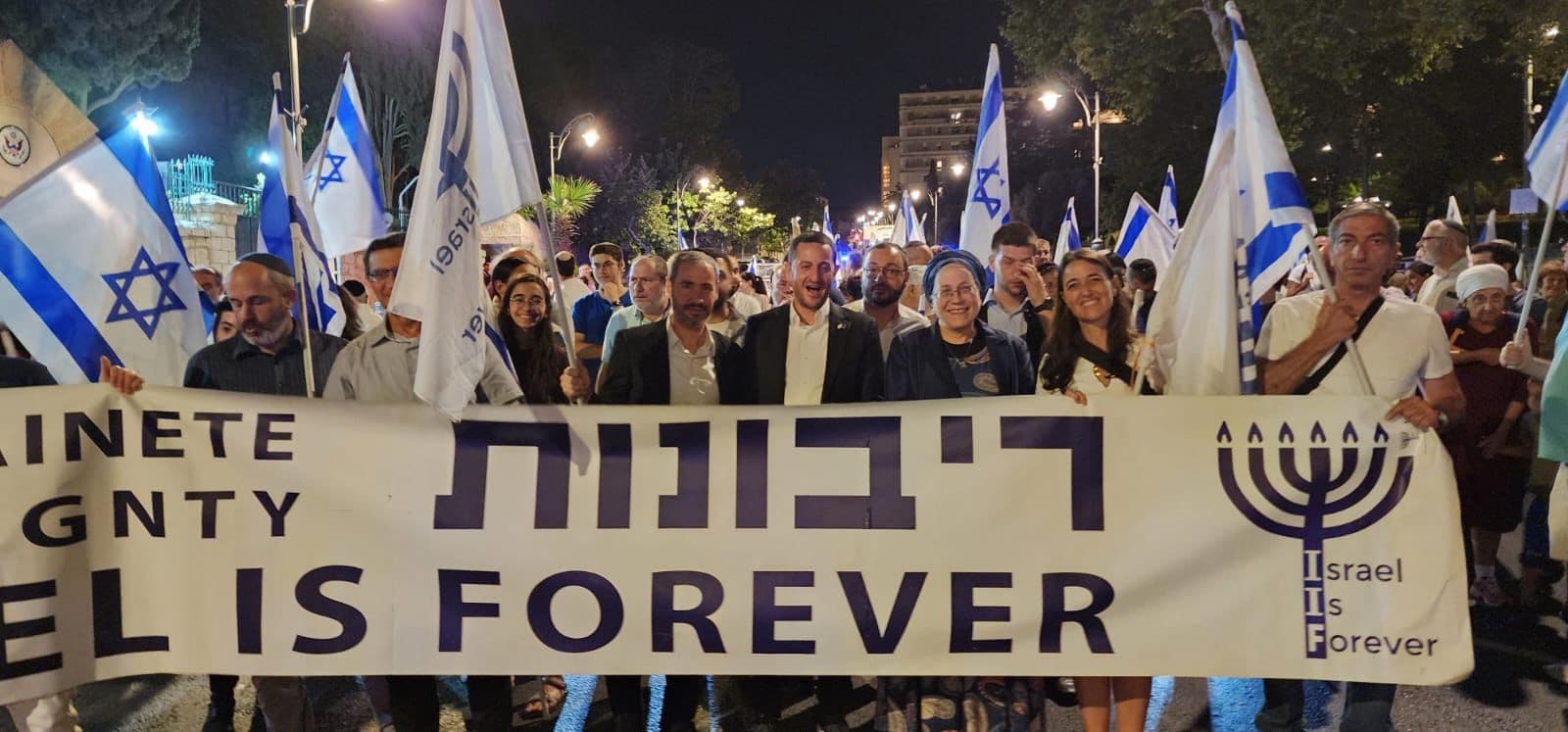 Des centaines de personnes ont participé à la marche autour des murailles de Jérusalem