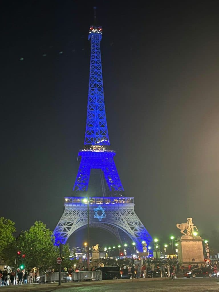 Paris: Grande manifestation de soutien à Israël. Macron dit sa ”vive préoccupation pour les otages et les blessés”