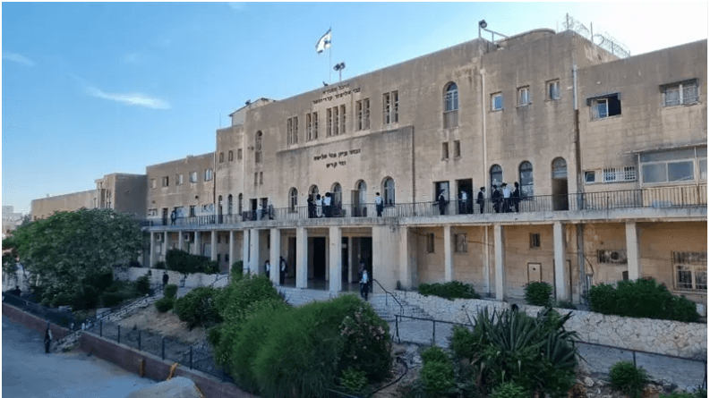 Le drapeau d’Israël flotte sur le toit de la yeshiva Poniowicz