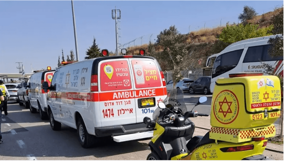 Attentat à la voiture bélier sur la route 443: un mort et deux blessés