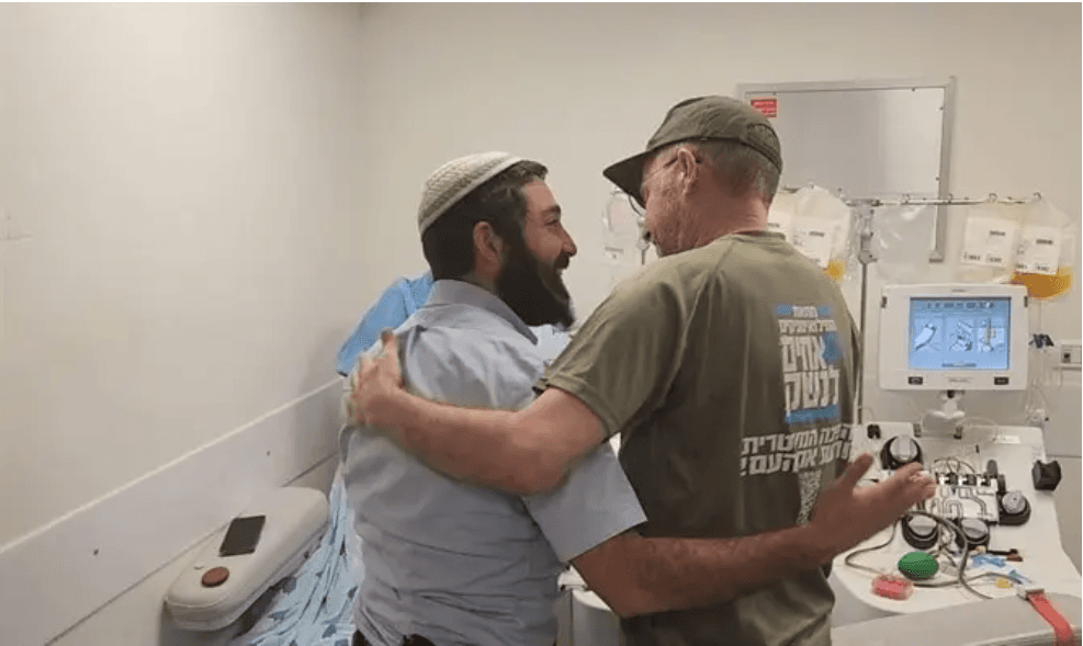 La solidarité au-dessus de toutes les querelles: le député Tsvi Souccot et un des leaders de la protestation font ensemble un don de plaquettes