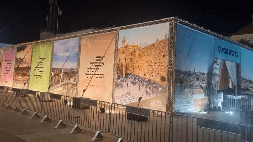 La plus grande soucca du monde Place Safra à Jérusalem