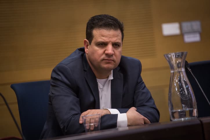 Ayman Oudeh accorde une interview à une chaîne du Hezbollah