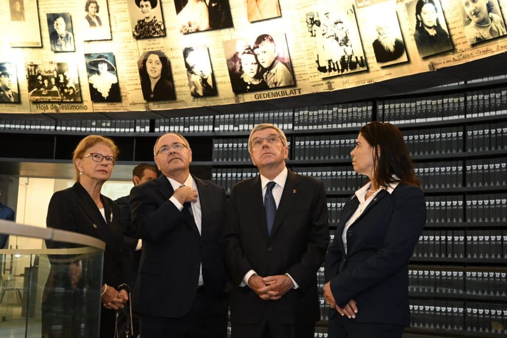 Le président du Comité Olympique International en viste à Yad Vashem