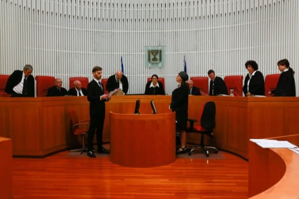 Débat surréaliste à la Cour suprême