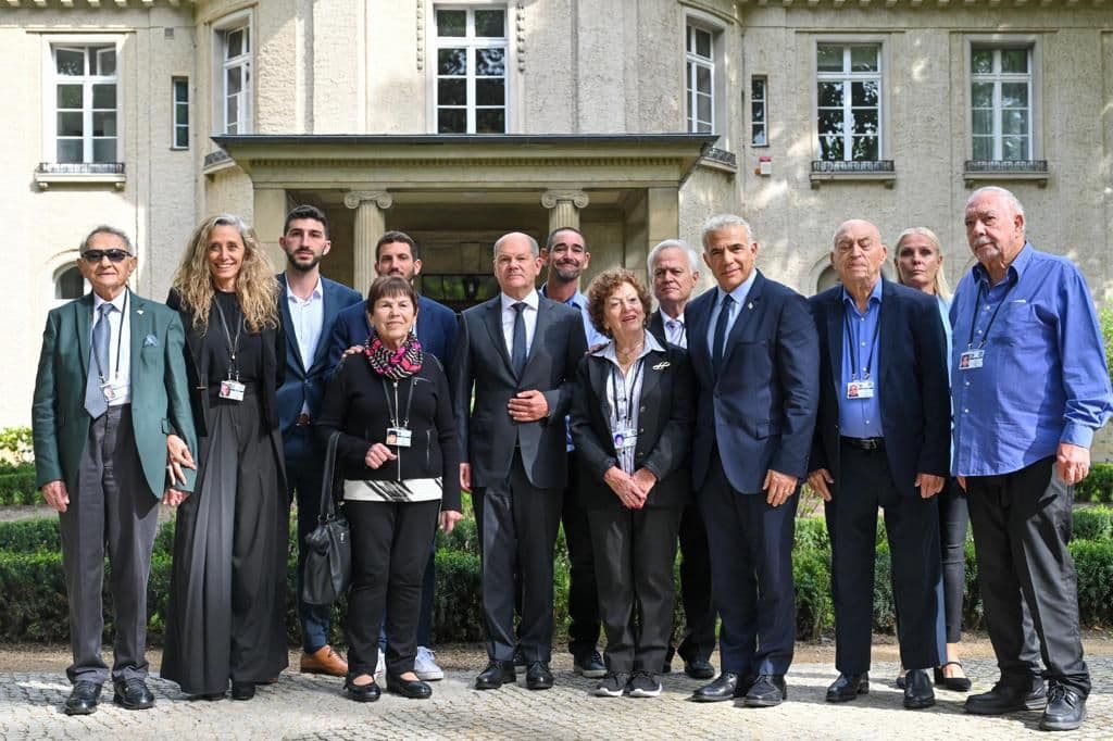 Des survivants de la Shoah avec Lapid à Wannsee