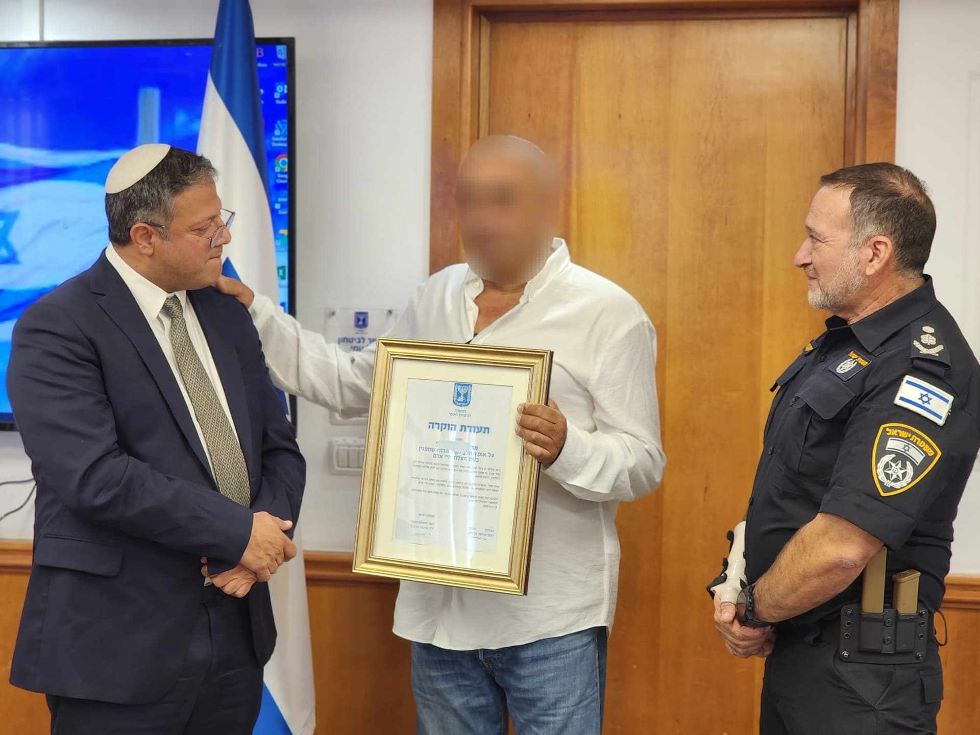 Itamar Ben Gvir et Kobi Shabtaï remettent un prix de reconnaissance au civil qui a éliminé le terroriste à Tel Aviv