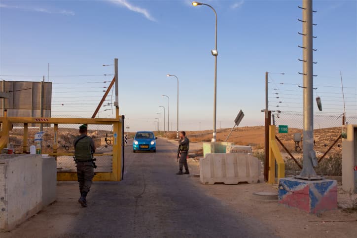 Une soldate israélienne déguisée en arabe menace des gardes et se fait tuer