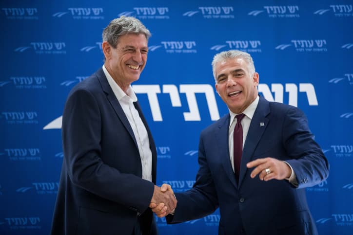 Un député de Yesh Atid annonce se présenter contre Lapid à la tête du parti