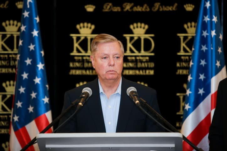 Le sénateur Lindsey Graham condamne fermement le retard de la livraison d’armes à Israël