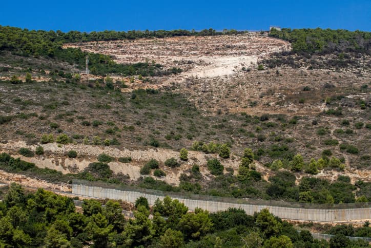 Deux roquettes lancées par le Hezbollah tombent en territoire israélien