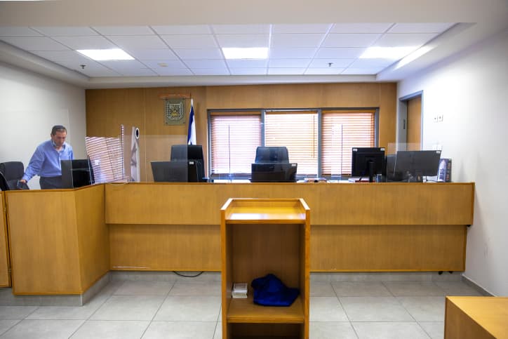 Pour donner le guett à une femme, une équipe de juges rabbiniques dépêchée à l’hôpital psychiatrique