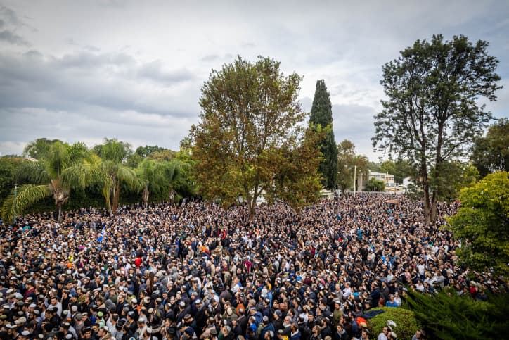 Des dizaines de milliers de personnes à l’enterrement du Rav Haïm Druckman