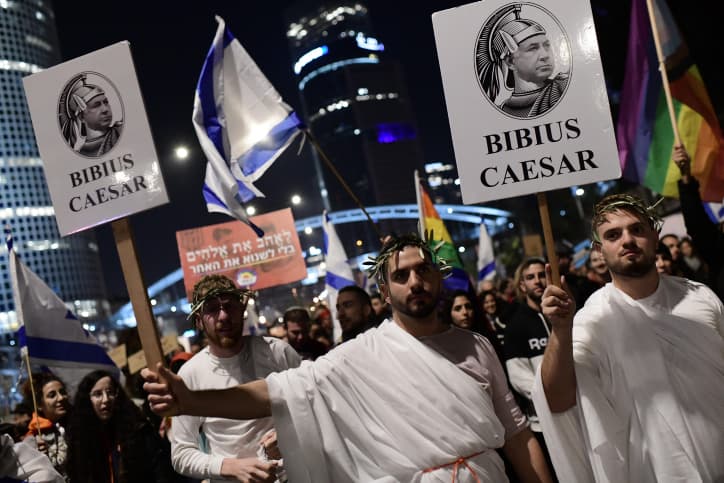 Des dizaines de milliers de personnes manifestent contre la réforme Levin et le gouvernement