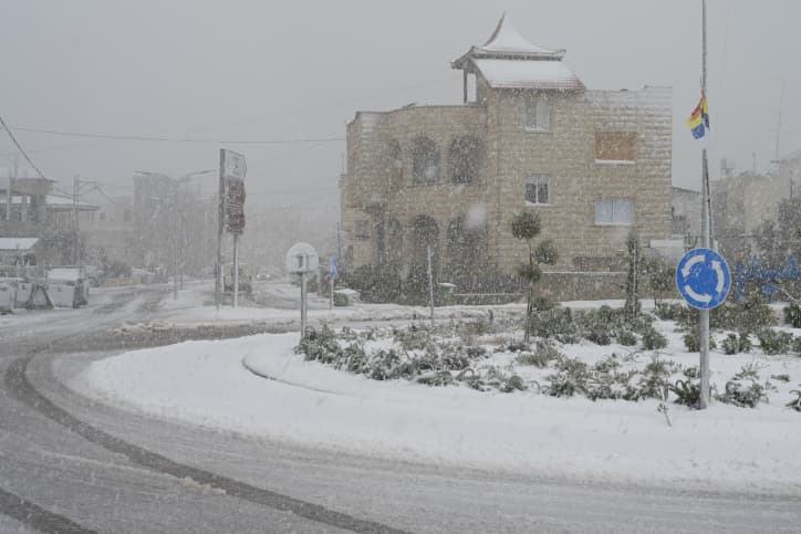 Tempête Barbara: les plages de Tel Aviv couvertes d’une couche blanche