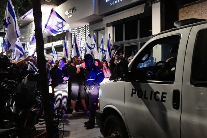 Sarah Netanyahou assiégée dans un salon de coiffure à Tel Aviv