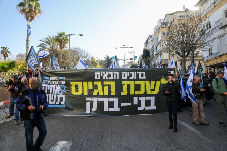 Les opposants à la réforme durcissent le mouvement