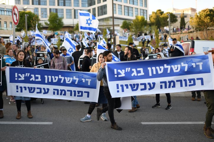 Le réveil de la droite: 100000 manifestants en faveur de la réforme