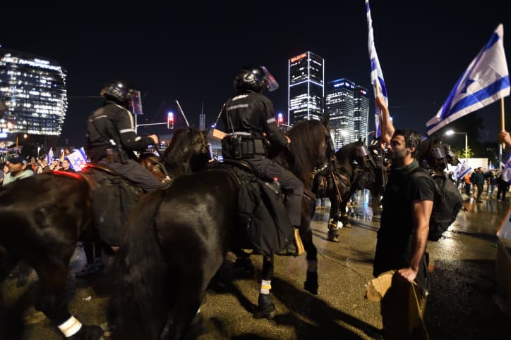 Une manifestante frappée par un policier à cheval: Ben Gvir demande des explications