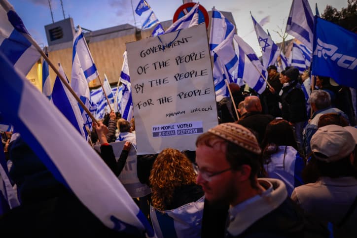 Des dizaines de milliers de personnes manifestent en faveur de la réforme judiciaire