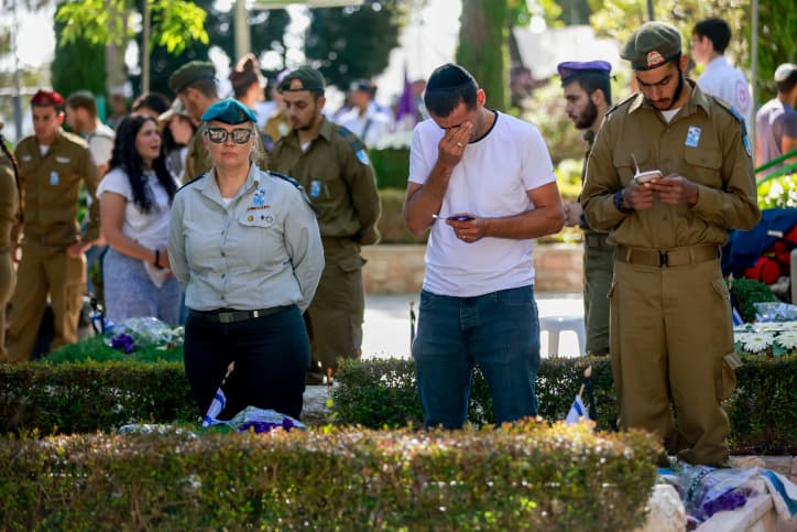 Cérémonies de Yom Hazikaron: les ministres accueillis par des protestations