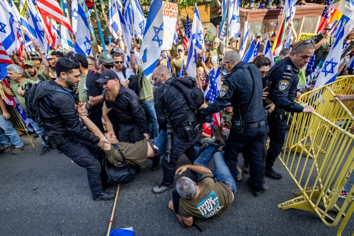 Des centaines de manifestants devant le domicile de Netanyahou évacués de force