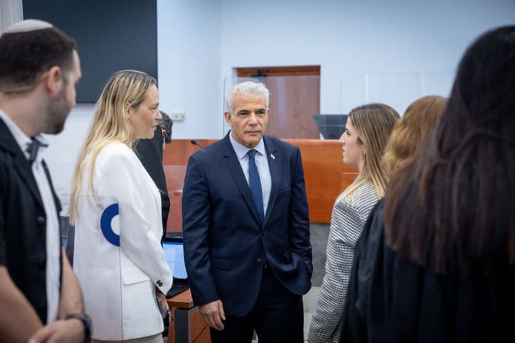 Deuxième jour d’audience pour Yaïr Lapid au procès de Binyamin Netanyahou