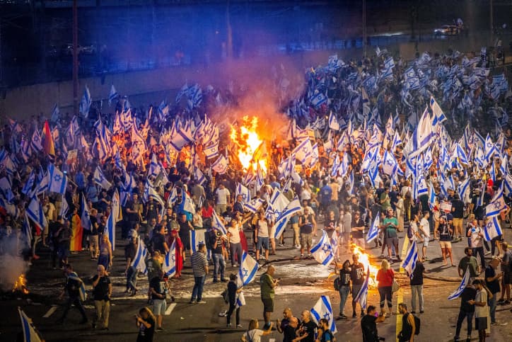 La protestation contre le gouvernement se poursuit: la route 4 bloquée par des manifestants
