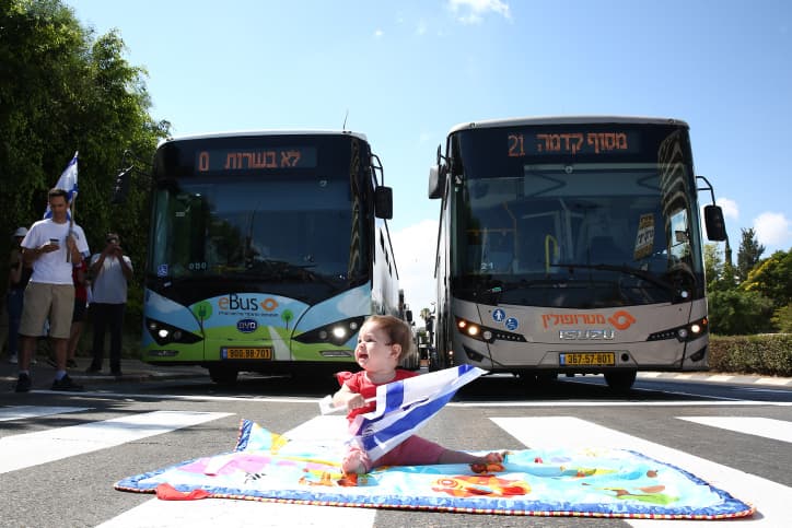Choquant: un bébé posé au milieu de la route dans le cadre d’une des manifestations contre le gouvernement