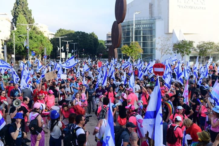 Blocage de routes et des gares, manifestations: les protestataires contre le gouvernement lancent la ”journée de résistance nationale”