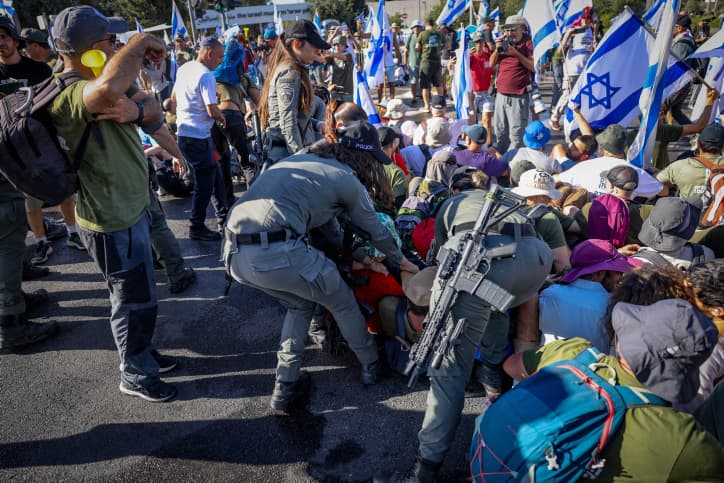 Des manifestants bloquent les accès à la Knesset, Nir Barkat empêché de sortir de chez lui