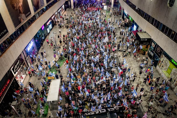 Les manifestants décidés à gâcher les vacances du couple Netanyahou