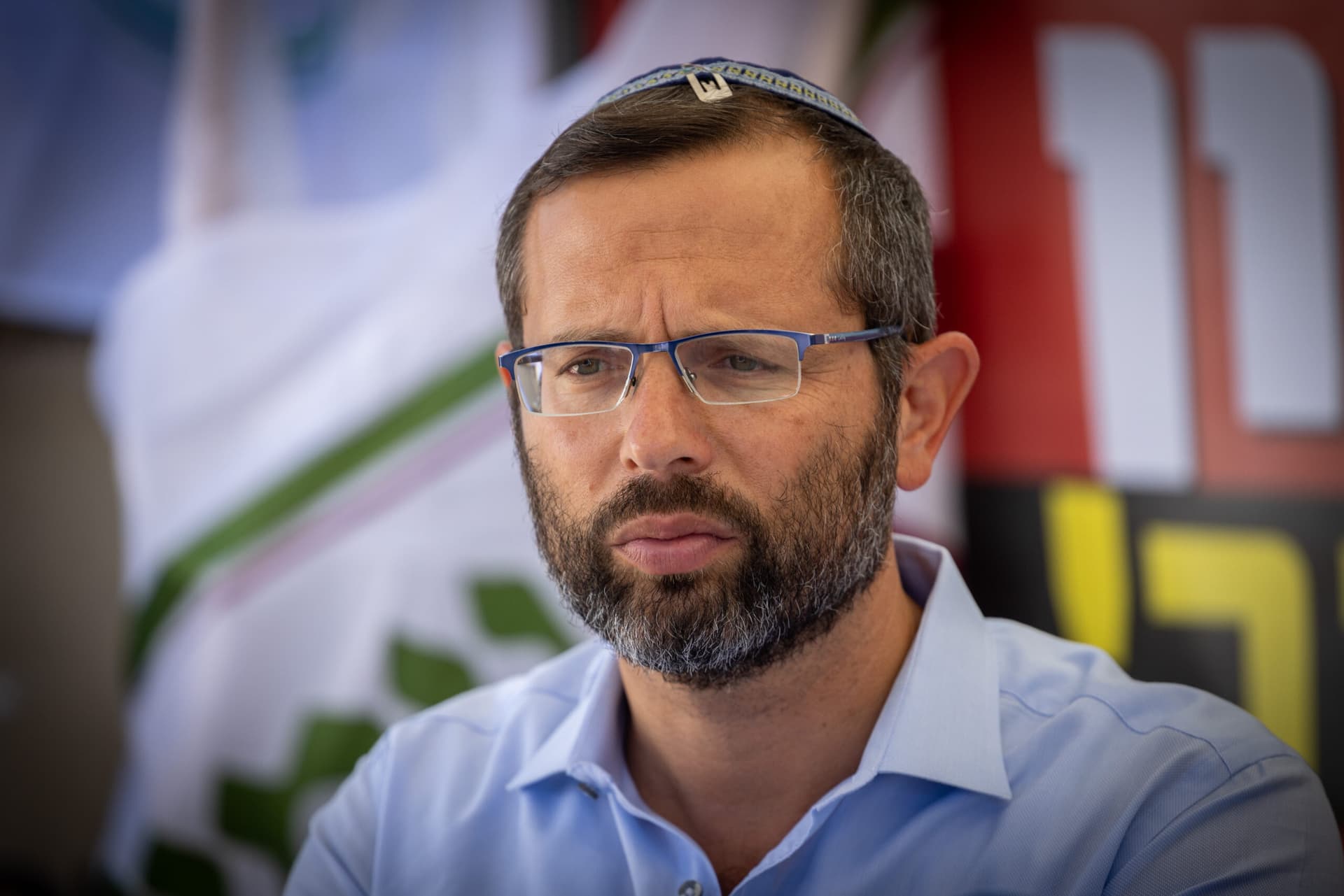 Le président du conseil régional du Binyamin sauve un Palestinien de sa voiture en feu