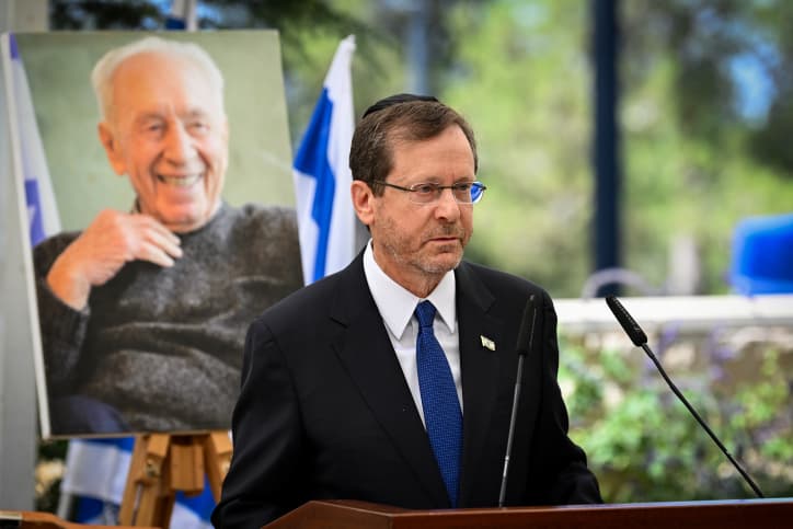 Hazkara de Shimon Pérès: sa petite-fille brandit une pancarte contre le gouvernement