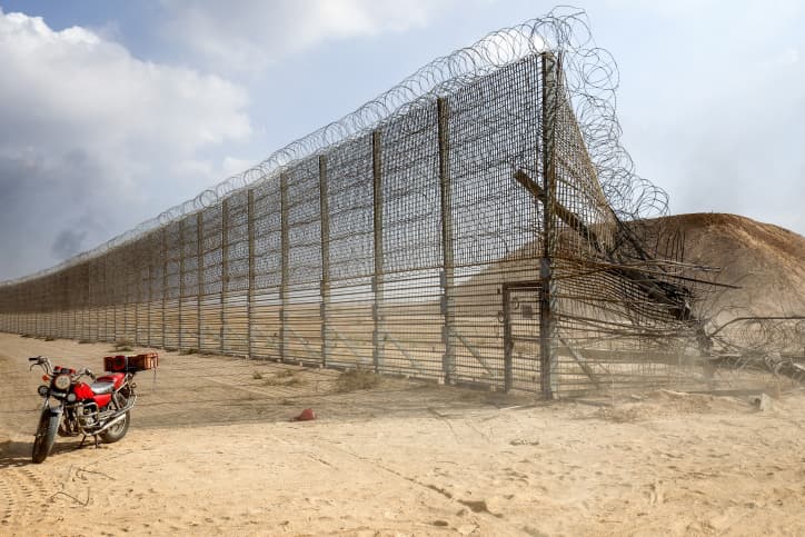 Des centaines d’ouvriers palestiniens embauchés pour reconstruire la barrière entre Israël et Gaza