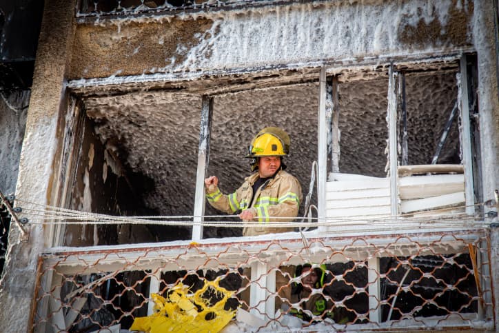 Des roquettes touchent un immeuble à Ashkelon et une maison à Sdérot