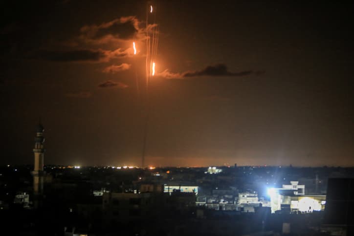 50 roquettes sur le nord du pays