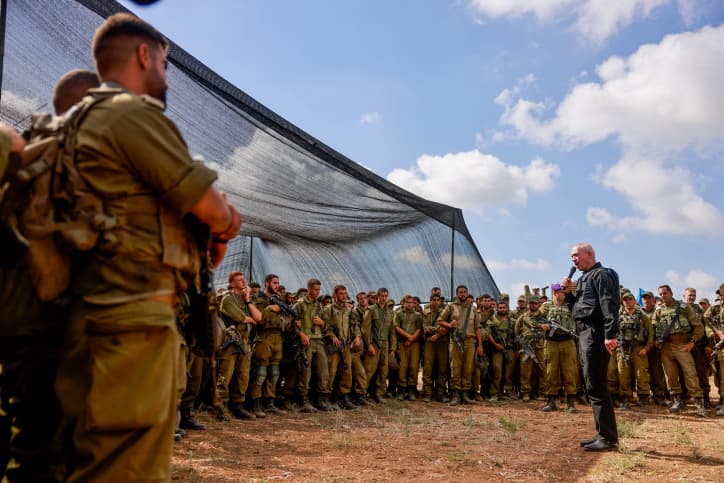 Gallant rend visite aux troupes à la frontière avec Gaza: ”L’Etat d’Israël va effacer le Hamas”