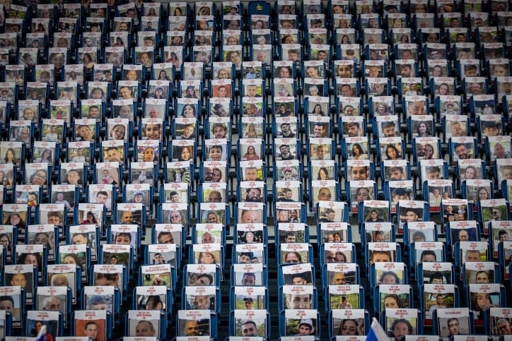 Le cabinet de guerre reçoit les familles des otages: sentiments partagés à la sortie