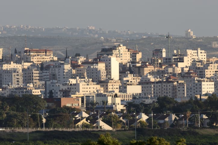 Tirs depuis Toulkarem sur la localité de Bat Hefer