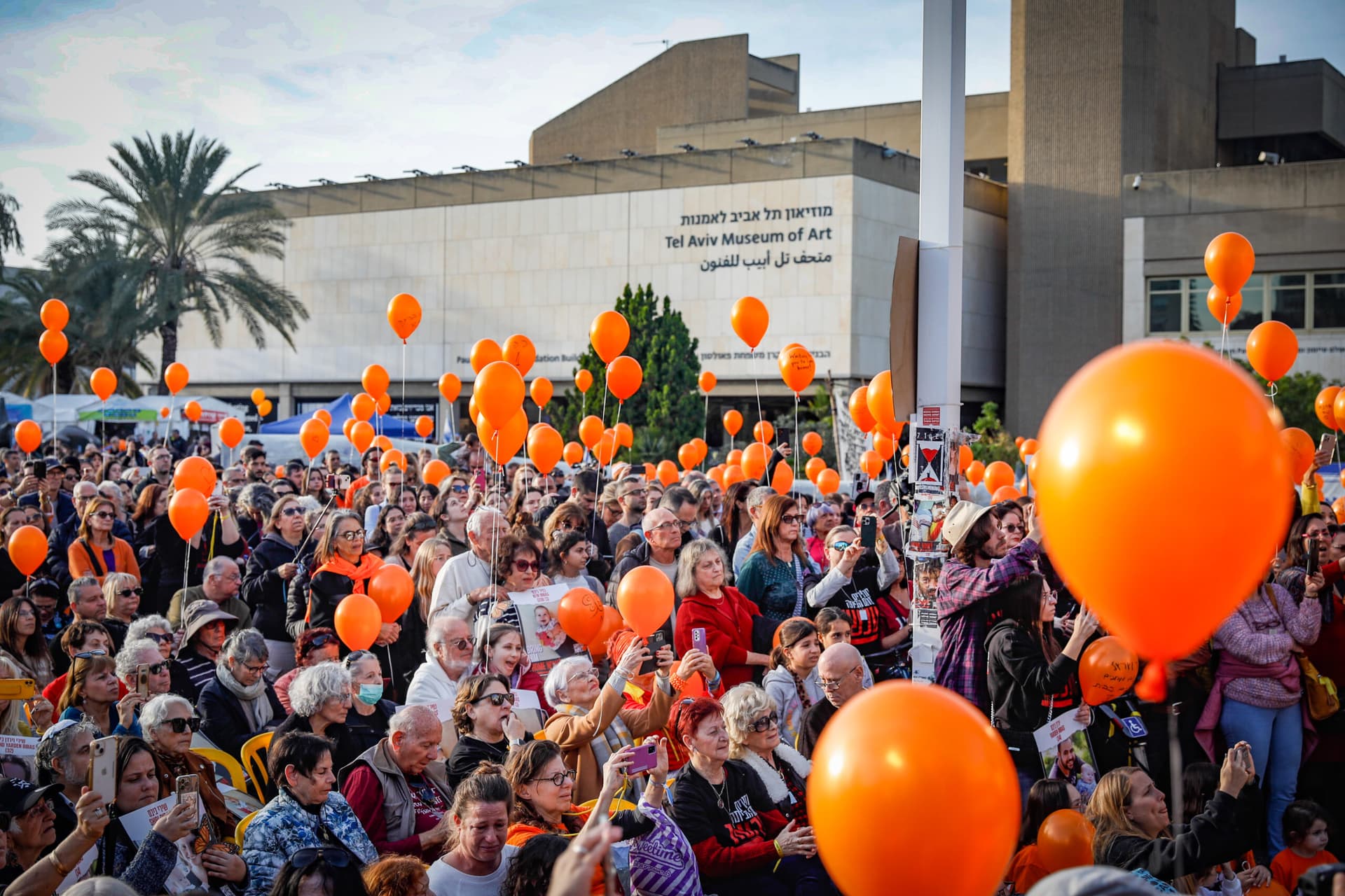 Tel Aviv : des milliers de personnes rassemblées pour saluer l’accord et marquer le deuxième anniversaire de Kfir Bibas