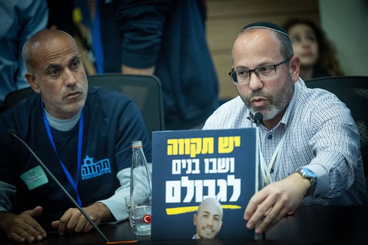 Des familles d’otages font irruption en pleine commission des Finances à la Knesset